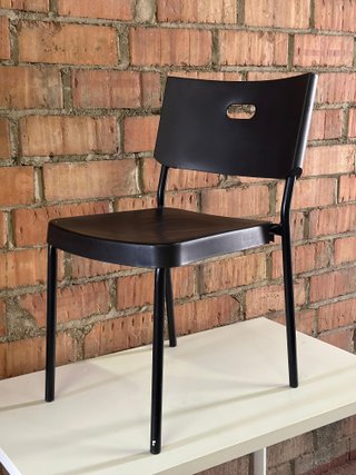Silla negra de plástico y metal