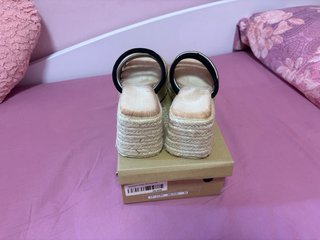 Sandalias de esparto cuña beige y negro