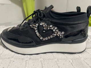 Zapatos negros con adornos plateados
