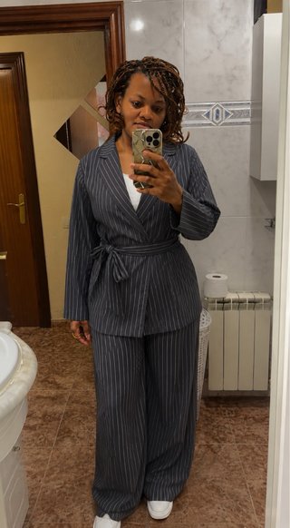 Traje de raya gris con pantalón ancho