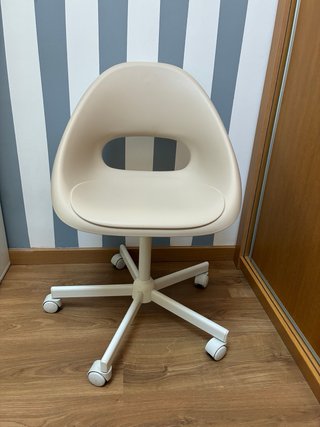 Silla de oficina beige con cojín