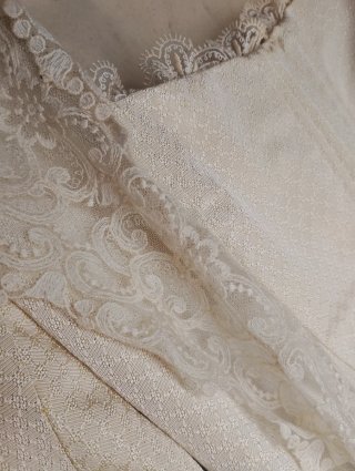 Corpiño fallera baige y blanco con encaje