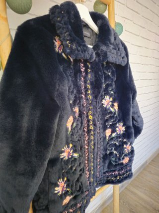 Chaqueta pelo con bordados flores a estrenar