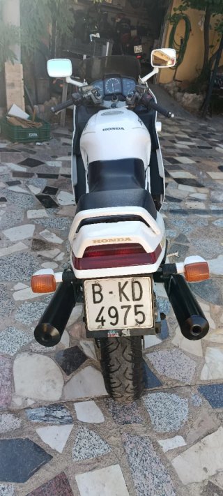 Honda VFR 750 F Blanca y Dorada