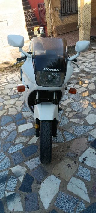 Honda VFR 750 F Blanca y Dorada