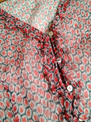 Blusa volantes estampada granate.  Seda 100x100.