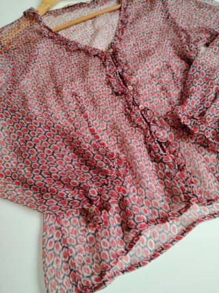 Blusa volantes estampada granate.  Seda 100x100.