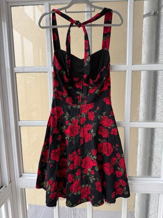 Vestido negro con rosas rojas