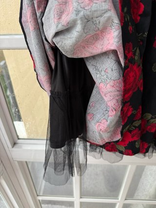 Vestido negro con rosas rojas