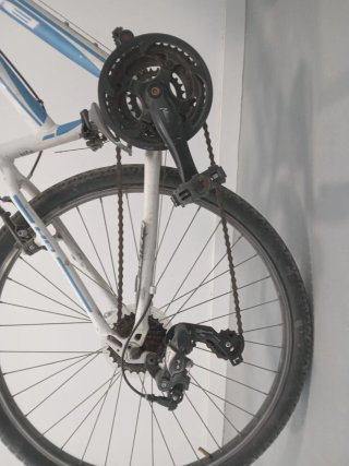 Bicicleta de montaña blanca y azul