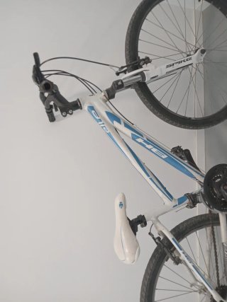 Bicicleta de montaña blanca y azul