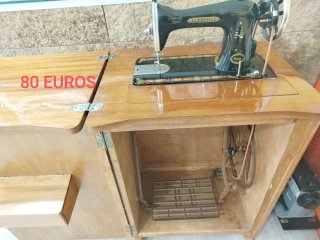 Máquina de coser antigua con mueble