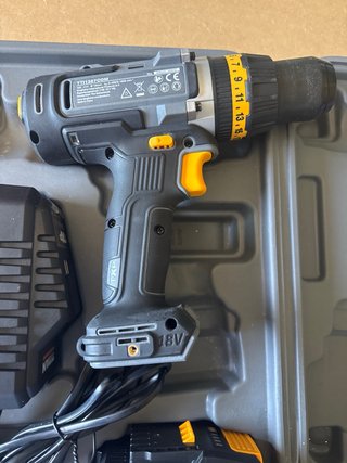 Taladro Titan 18V con cargador y batería