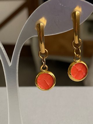 Pendientes dorados con piel naranja