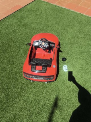 Coche eléctrico infantil rojo