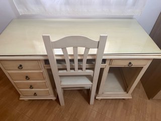 Escritorio madera con silla y cristal