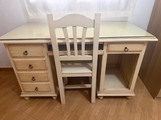 Escritorio madera con silla y cristal