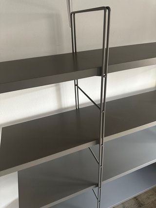 Estantería gris metal y madera