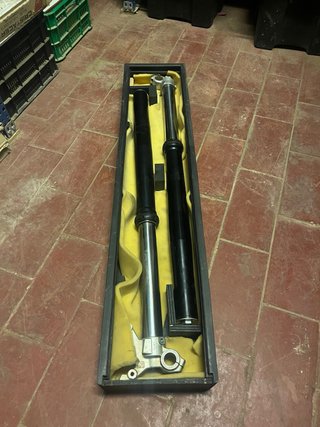 Caja transporte suspensiones moto