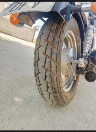 Moto Cruiser Negra y Burdeos