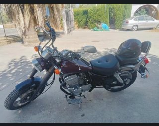 Moto Cruiser Negra y Burdeos
