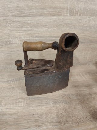 Plancha antigua carbón con soporte