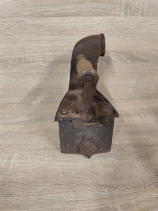 Plancha antigua carbón con soporte