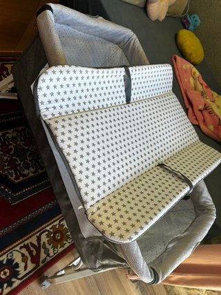 Cuna de bebé gris con estampado