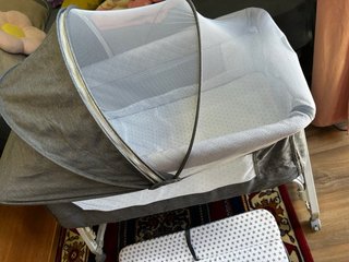Cuna de bebé gris con estampado