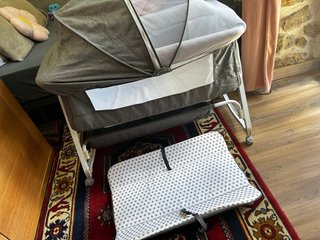 Cuna de bebé gris con estampado