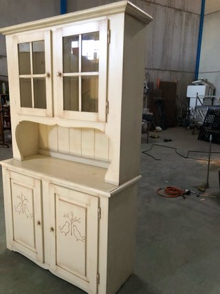 Mueble de madera con puertas de cristal