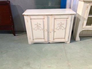 Mueble de madera con puertas de cristal