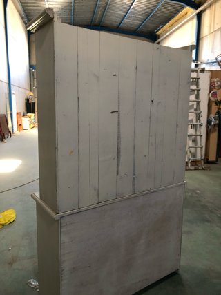 Mueble de madera con puertas de cristal