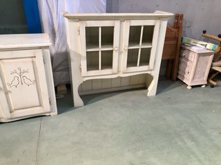 Mueble de madera con puertas de cristal