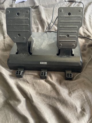 Volante PS4/PS5 con pedales Thrustmaster