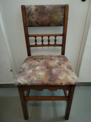 2 Sillas de madera con tapizado