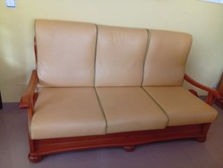 Sofá de Sky beige y madera