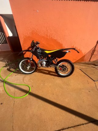 Moto Enduro/Motocross Negra y Amarilla