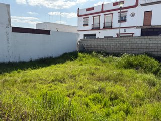 Solar 134m2 a 2 calles - edificable 215m2+sótano