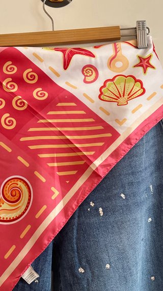 Lenço Rosa com Estampa de Conchas