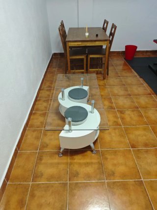 Mesa de cristal con 2 taburetes