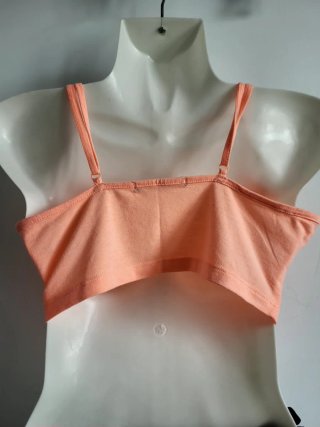 Top naranja con encaje blanco