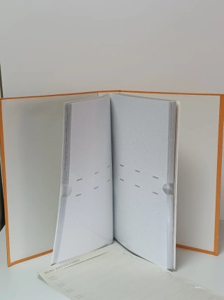 Álbum de fotos naranja con ratón y queso