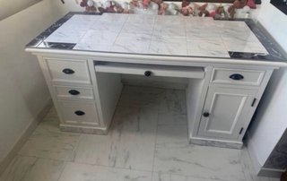 Escritorio blanco y negro