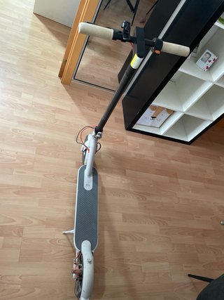 Patinete eléctrico gris claro