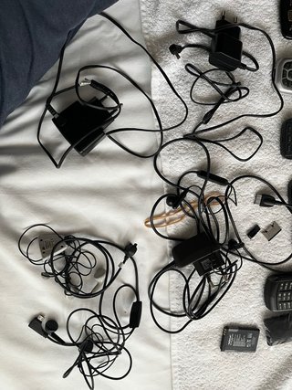 Lote 10 Teléfonos Antiguos y Cargadores