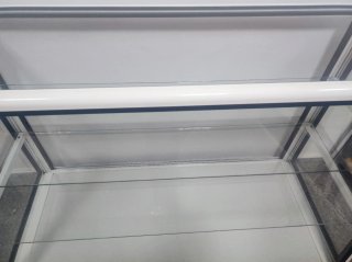 Mostrador de cristal y aluminio blanco
