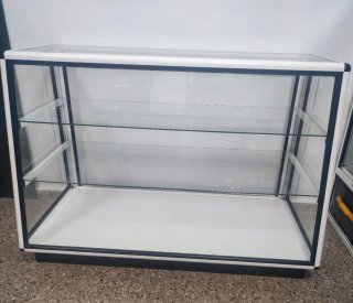 Mostrador de cristal y aluminio blanco