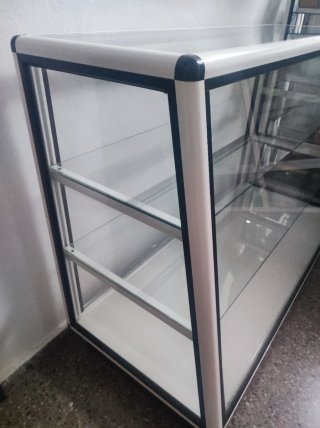 Mostrador de cristal y aluminio blanco