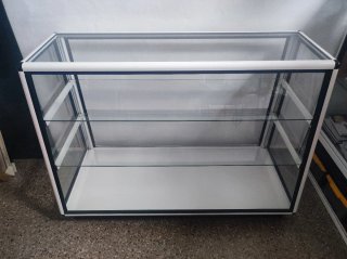 Mostrador de cristal y aluminio blanco